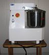 Spiral-Teigkneter 7Kg Brotteig, (ca. 4Kg Mehl) Die Maschiene dreht langsam und verknetet sehr gut. Auch kleine Menge ab ca. 200gr Mehl können verarbeitet werden