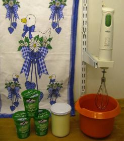 Rührstation zum Homogenisieren der Joghurtstarterkultur, Braunmixer mit Schneebesen und 25Watt Glühlampe als Drehzahlbremse