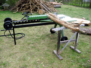 Holzspalter Starkad beim Querspalten
