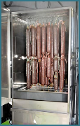 Räucherschrank mit Pfeffer- Paprikawürste, Landjäger