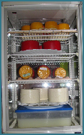 Käse: Gelb= mit Plastic-Coating, Rot= mit Wachshülle, Weiß= ganz frisch, BOX mit 20% Salzlauge Käse: Gelb= mit Plastic-Coating, Rot= mit Wachshülle, Weiß= ganz frisch, BOX mit 20% Salzlauge