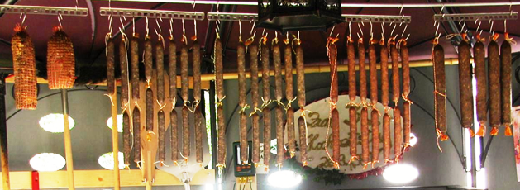 Von Links: Schweinelenden- & Putenbrust-Schinken, Roh-Polnische mit Pfeffer, Landjäger mit Kümmel + Senfkörner, Paprikawurst, Salamie Von Links: Schweinelenden- & Putenbrust-Schinken, Roh-Polnische mit Pfeffer, Landjäger mit Kümmel + Senfkörner, Paprikawurst, Salamie