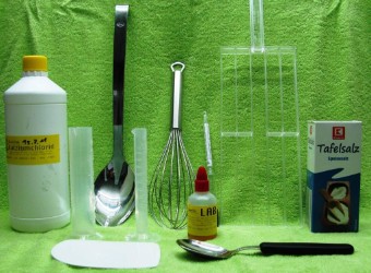 Zubehör: Kalzium, 50ml+20ml Mas, Löffel,Schneebesen, LAB, Lakemesser, Käseharfe, Salz, Teigschaber, Löffel
