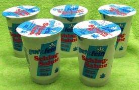 Mit 5 Becher Sahne von Hochwald wird der Fettanteil im Käse erhöht