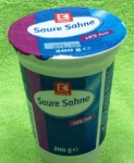 3 Becher Saure Sahne als Säurestarter ergeben ein mildes Aroma