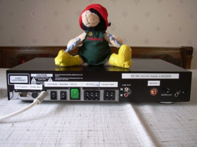 Umgebauter CD-Spieler: vl SUB-D Programierbuchse, Externe 230V Geräte Ein/Aus, Reihe/Zufall für Lieder, Powerschalter, Sekunden die ein Lied spielt, Anzahl der abspielbaren Lieder, Ton Ausgang, Anschluß Geldeinwurf Umgebauter CD-Spieler: vl SUB-D Programierbuchse, Externe 230V Geräte Ein/Aus, Reihe/Zufall für Lieder, Powerschalter, Sekunden die ein Lied spielt, Anzahl der abspielbaren Lieder, Ton Ausgang, Anschluß Geldeinwurf
