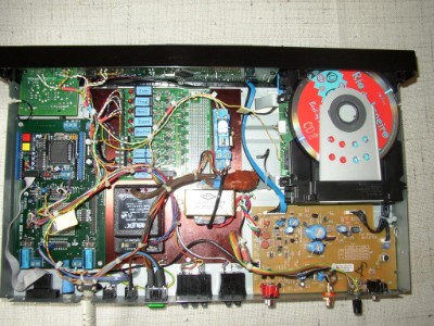 Der geöffnete CD-Spieler: vl: Microcontroller, Relaisplatine, Netzteil, Relais für externe Last Der geöffnete CD-Spieler: vl: Microcontroller, Relaisplatine, Netzteil, Relais für externe Last