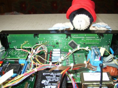 Der geöffnete CD-Spieler: man sieht hier die Kabel, die an die original Platine angelötet sind und so die Steuerung des CD-Spielers übernehmen. Der geöffnete CD-Spieler: man sieht hier die Kabel, die an die original Platine angelötet sind und so die Steuerung des CD-Spielers übernehmen.